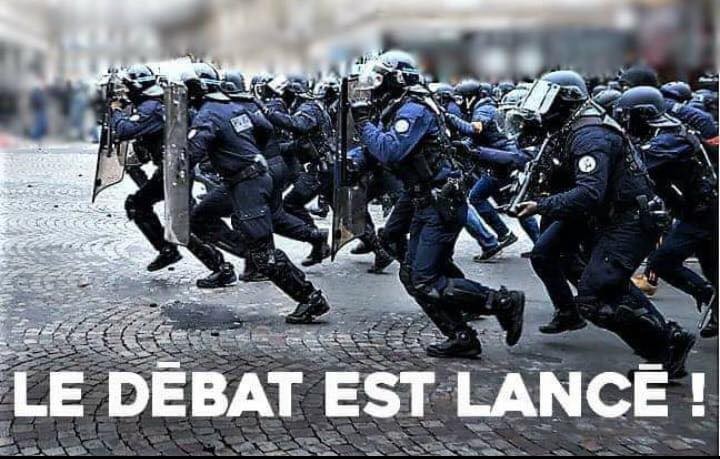 Une troupe de CRS de plusieurs dizaines d'hommes armés, casqués charge une foule absente de l'image.
Sous l'image est écrit en gros
"Le débat est lancé"